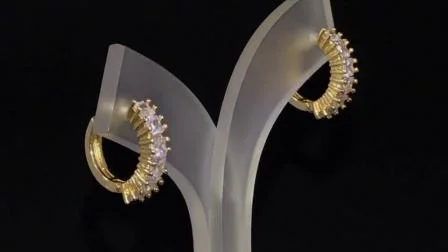 Pendientes Huggie CZ de aro chapados en oro de 18 quilates de aleación de plata de moda con cristal de perla para mujer